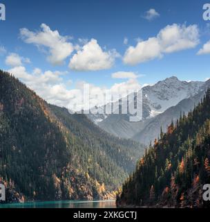 Fantastischer Blick auf die schneebedeckten Berge vor blauem Himmel Stockfoto