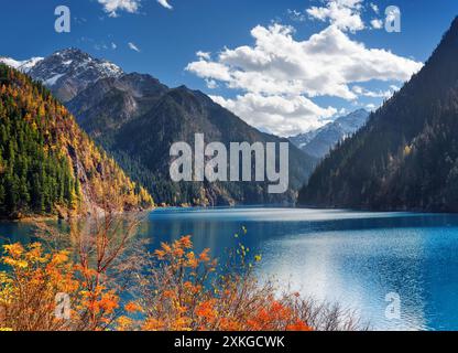 Herrlicher Blick auf den Long Lake zwischen Bergen und Herbstwäldern Stockfoto