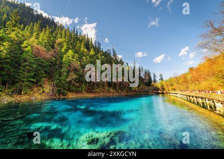 Fantastischer Blick auf den fünffarbigen Pool (der bunte Teich) Stockfoto
