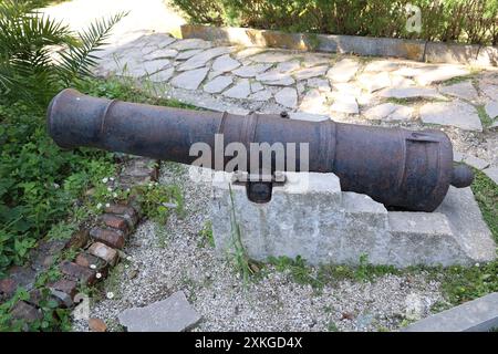 Alte Kanone vor dem Archäologischen Museum der Ruine von Butrint, Albanien Stockfoto