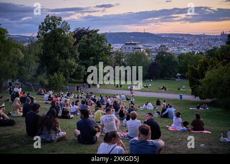 Junge Leute picknicken und genießen den Sonnenuntergang der Prager Stadtlandschaft im Sommer im Park Riegrovy Sady im Stadtteil Vinohrady in Prag, der Hauptstadt der Tschechischen Rück Stockfoto