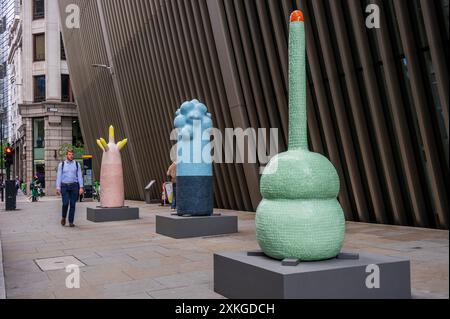 London, Großbritannien. Juli 2024. Secret Sentinels, Clare Burnett - Sculpture in the City, die jährliche öffentliche Kunstausstellung inmitten der Architektur der City of London. Es umfasst 17 Kunstwerke in seiner 13. Auflage, von denen zehn neu sind, fünf aus früheren Ausgaben erhalten, sowie zwei permanente Erwerbungen. Es läuft vom 24. Juli 2024 bis zum Frühjahr 2025 und wird von der City of London Corporation und LACUNA, einem führenden Kulturstudio, organisiert. Guy Bell/Alamy Live News Stockfoto