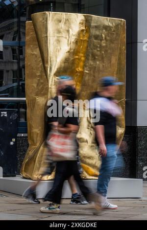 London, Großbritannien. Juli 2024. Temple, Richard Mackness - Sculpture in the City, die jährliche öffentliche Kunstausstellung inmitten der Architektur der City of London. Es umfasst 17 Kunstwerke in seiner 13. Auflage, von denen zehn neu sind, fünf aus früheren Ausgaben erhalten, sowie zwei permanente Erwerbungen. Es läuft vom 24. Juli 2024 bis zum Frühjahr 2025 und wird von der City of London Corporation und LACUNA, einem führenden Kulturstudio, organisiert. Guy Bell/Alamy Live News Stockfoto