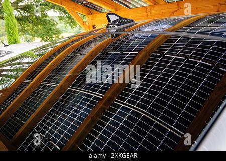 Autodach mit Solarpaneelen unter Holzdach, das ein Konzept für erneuerbare Energien zeigt Stockfoto