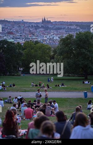 Junge Leute picknicken und genießen den Sonnenuntergang der Prager Stadtlandschaft im Sommer im Park Riegrovy Sady im Stadtteil Vinohrady in Prag, der Hauptstadt der Tschechischen Rück Stockfoto