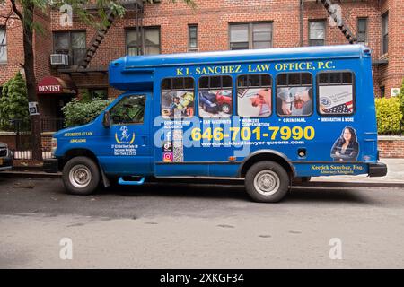 Ein farbenfroher Minibus, der für eine Latina-Anwältin in Jackson Heights, Queens, New York, wirbt. Stockfoto