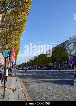 Paris, Frankreich. Oktober 2022. Paris, Frankreich, 20. Oktober 2022: Blick auf einen Teil der Avenue des Champs-Elysees in Paris, Frankreich. (Daniela J. Porcelli/SPP) Credit: SPP Sport Press Photo. /Alamy Live News Stockfoto