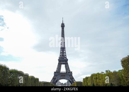 Paris, Frankreich, 20. Oktober 2022: Blick auf den Eiffelturm (Tour Eiffel), benannt nach dem Ingenieur Gustave Eiffel, auf dem Champ de Mars in Paris, Frankreich. (Daniela J. Porcelli / SPP) Stockfoto