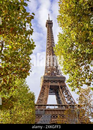 Paris, Frankreich, 20. Oktober 2022: Blick auf den Eiffelturm (Tour Eiffel), benannt nach dem Ingenieur Gustave Eiffel, auf dem Champ de Mars in Paris, Frankreich. (Daniela J. Porcelli / SPP) Stockfoto