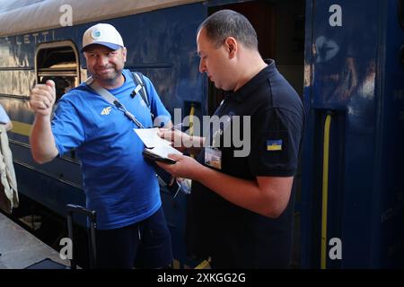 KIEW, UKRAINE - 22. JULI 2024 - Doktor Maksym Maslianyi (L) besteigt einen Zug, während die Nationalmannschaft zu den Olympischen Spielen 2024 in Paris in Kiew, Hauptstadt der Ukraine, aufbricht. Stockfoto