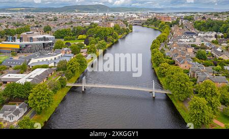 Inverness Scotland River Ness mit Blick auf die Bishop Road Eden Court und die weiße Hängebrücke des Infirmary in Richtung Schloss und Kathedrale im Sommer Stockfoto