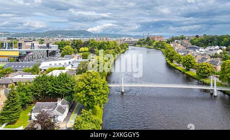 Inverness Scotland River Ness mit Blick über die weiße Hängebrücke des Infirmary in Richtung Schloss und Kathedrale im Sommer Stockfoto