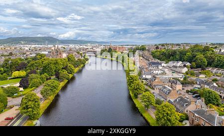 Inverness Scotland River Ness mit Blick über den Ness Walk und die Ness Bank in Richtung Burg und Kathedrale im Sommer Stockfoto