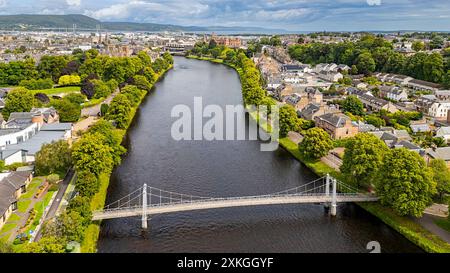 Inverness Scotland River Ness mit Blick über die weiße Hängebrücke des Ness Walk Infirmary in Richtung Schloss und Kathedrale im Sommer Stockfoto