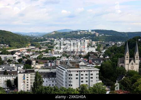 Blick ins Huettental Hüttental aus dem Schlosspark vom Oberen Schloss. Sommer im Siegerland am 23.07.2024 in Siegen/Deutschland. *** Blick ins Hüttental vom Schlosspark des Oberen Schlosses Sommer im Siegerland am 23. 07. 2024 in Siegen Stockfoto