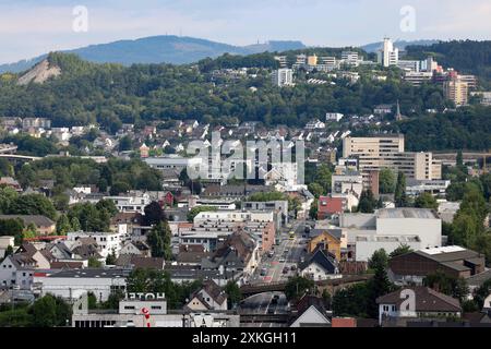 Blick ins Huettental Hüttental aus dem Schlosspark vom Oberen Schloss. Sommer im Siegerland am 23.07.2024 in Siegen/Deutschland. *** Blick ins Hüttental vom Schlosspark des Oberen Schlosses Sommer im Siegerland am 23. 07. 2024 in Siegen Stockfoto