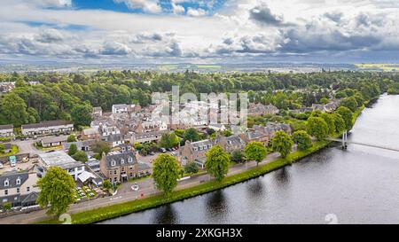 Von Bäumen gesäumte Straßen und Häuser entlang des Great Glen Way Stockfoto