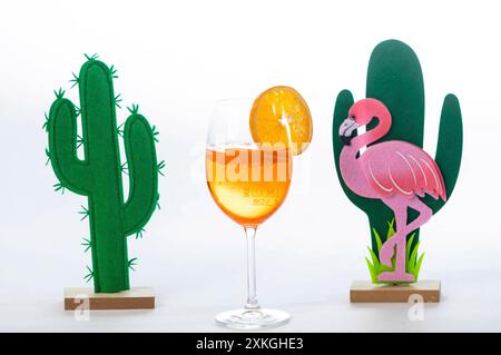 Aperol Spritz ist ein Sommer-Trendgetränk. Der perfekte Aperol Spritz gelingt mit 3 Teilen Prosecco, 2 Teilen Aperol, einem Teil Mineralwasser und einer Orangenscheibe. Symbolfoto, Thememfoto *** Aperol Spritz ist ein trendiges Sommergetränk das perfekte Aperol Spritz besteht aus 3 Teilen Prosecco, 2 Teilen Aperol, einem Teil Mineralwasser und einer Scheibe Orange Symbol Foto, Themenfoto Foto:XB.xSchubertx/xFuturexImagex aperol 4703 Stockfoto