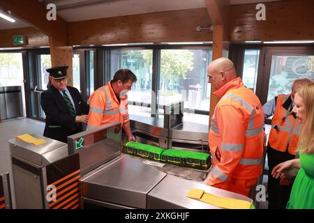 Ein Dart-Zug-Kuchen zum 40. Jahrestag der Dart am Bahnhof Grand Canal Dock. Bilddatum: Dienstag, 23. Juli 2024. Stockfoto