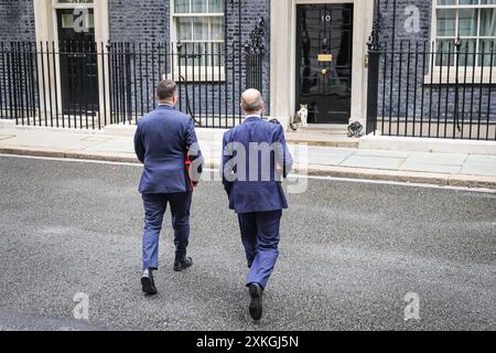 London, 23. Juli 2024. Wes Streeting und Jonathan Reynolds gehen in Richtung Nr. 10, wo Larry the Cat sie an der Tür erwartet. Die Minister nehmen an der Kabinettssitzung der Labour Party in der Downing Street, London, UK, Teil. Credit: Imageplotter/Alamy Live News Stockfoto