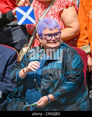 Caroline Harris Abgeordnete (Labor: Neath and Swansea East und stellvertretende Vorsitzende der walisischen Labour Party) in der Downing Street, einen Tag nachdem Labour die Parlamentswahlen gewonnen hatte, 6 t Stockfoto