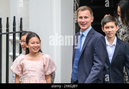 Jeremy Hunt Abgeordneter (Con: South West Surry) Chancellor of the Exchequer verließ 11 Downing Street mit seiner Familie einen Tag nach dem Sieg von Labour im General Stockfoto