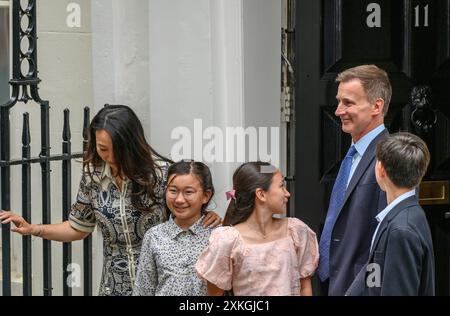 Jeremy Hunt Abgeordneter (Con: South West Surry) Chancellor of the Exchequer verließ 11 Downing Street mit seiner Familie einen Tag nach dem Sieg von Labour im General Stockfoto