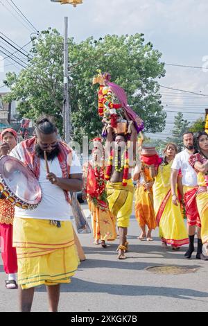 Fromme hinduistische Anbeter marschieren zum spirituellen Arya-Gelände für das Thimithi-Ritual, auf heißer Kohle zu gehen. In Jamaika, Queens, New York. Stockfoto