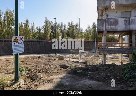 Neapel, Italien. Juli 2024. Rettungsdienste arbeiten an der Stelle, an der ein Fußgängerweg in der Scampia-Gegend von Neapel, Italien, einstürzte. Dienstag, 23. Juli 2024. Quelle: LaPresse/Alamy Live News Stockfoto