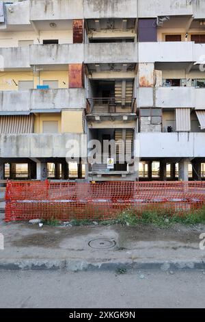 Neapel, Italien. Juli 2024. Rettungsdienste arbeiten an der Stelle, an der ein Fußgängerweg in der Scampia-Gegend von Neapel, Italien, einstürzte. Dienstag, 23. Juli 2024. Quelle: LaPresse/Alamy Live News Stockfoto