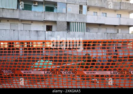 Neapel, Italien. Juli 2024. Rettungsdienste arbeiten an der Stelle, an der ein Fußgängerweg in der Scampia-Gegend von Neapel, Italien, einstürzte. Dienstag, 23. Juli 2024. Quelle: LaPresse/Alamy Live News Stockfoto