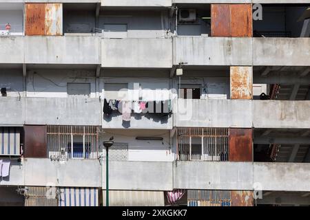 Neapel, Italien. Juli 2024. Rettungsdienste arbeiten an der Stelle, an der ein Fußgängerweg in der Scampia-Gegend von Neapel, Italien, einstürzte. Dienstag, 23. Juli 2024. Quelle: LaPresse/Alamy Live News Stockfoto