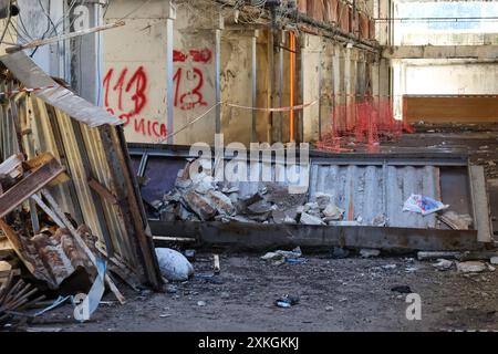 Neapel, Italien. Juli 2024. Rettungsdienste arbeiten an der Stelle, an der ein Fußgängerweg in der Scampia-Gegend von Neapel, Italien, einstürzte. Dienstag, 23. Juli 2024. Quelle: LaPresse/Alamy Live News Stockfoto