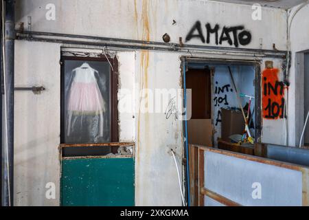 Neapel, Italien. Juli 2024. Rettungsdienste arbeiten an der Stelle, an der ein Fußgängerweg in der Scampia-Gegend von Neapel, Italien, einstürzte. Dienstag, 23. Juli 2024. Quelle: LaPresse/Alamy Live News Stockfoto