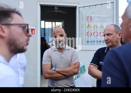 Neapel, Italien. Juli 2024. Rettungsdienste arbeiten an der Stelle, an der ein Fußgängerweg in der Scampia-Gegend von Neapel, Italien, einstürzte. Dienstag, 23. Juli 2024. Quelle: LaPresse/Alamy Live News Stockfoto