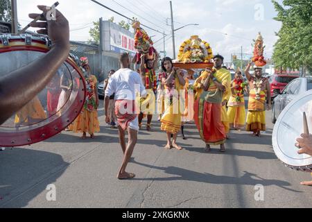 Fromme hinduistische Anbeter marschieren zum spirituellen Arya-Grund für das Thimithi-Ritual und tragen eine Statue der Göttin Kali. In Queens, New York. Stockfoto