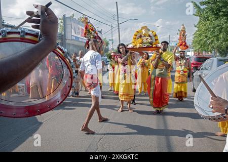 Fromme hinduistische Anbeter marschieren zum spirituellen Arya-Gelände für das Thimithi-Ritual, auf heißer Kohle zu gehen. In Jamaika, Queens, New York. Stockfoto