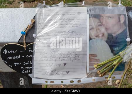 Westcliff on Sea, Großbritannien. Juli 2024. Floral Tributs und Nachrichten, die nach einem tödlichen Messerstecher auf dem Parkplatz der Hamlet Court Road hinterlassen wurden. Gary Hindle, 53, starb am Abend des 18. Juli am Tatort und ein zweites Opfer wurde nach dem Angriff mit schweren Verletzungen ins Krankenhaus gebracht. Barry Mooney, ein 55-jähriger Mann, wurde wegen Mordes, versuchten Mordes und des Besitzes eines mit Klingen oder spitzen gegenständen angeklagt. Penelope Barritt/Alamy Live News Stockfoto