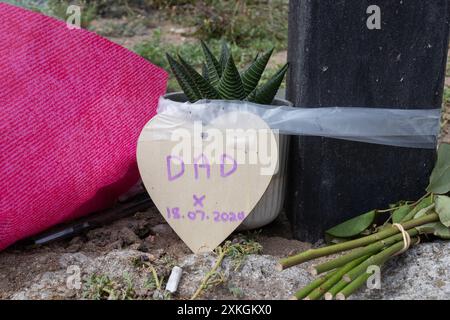 Westcliff on Sea, Großbritannien. Juli 2024. Floral Tributs und Nachrichten, die nach einem tödlichen Messerstecher auf dem Parkplatz der Hamlet Court Road hinterlassen wurden. Gary Hindle, 53, starb am Abend des 18. Juli am Tatort und ein zweites Opfer wurde nach dem Angriff mit schweren Verletzungen ins Krankenhaus gebracht. Barry Mooney, ein 55-jähriger Mann, wurde wegen Mordes, versuchten Mordes und des Besitzes eines mit Klingen oder spitzen gegenständen angeklagt. Penelope Barritt/Alamy Live News Stockfoto