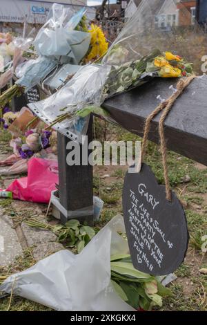 Westcliff on Sea, Großbritannien. Juli 2024. Floral Tributs und Nachrichten, die nach einem tödlichen Messerstecher auf dem Parkplatz der Hamlet Court Road hinterlassen wurden. Gary Hindle, 53, starb am Abend des 18. Juli am Tatort und ein zweites Opfer wurde nach dem Angriff mit schweren Verletzungen ins Krankenhaus gebracht. Barry Mooney, ein 55-jähriger Mann, wurde wegen Mordes, versuchten Mordes und des Besitzes eines mit Klingen oder spitzen gegenständen angeklagt. Penelope Barritt/Alamy Live News Stockfoto