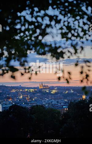 Blick auf den Sonnenuntergang der Prager Stadtlandschaft im Sommer vom Riegrovy Sady Park im Vinohrady-Viertel in Prag, Hauptstadt der Tschechischen Republik am 22. Juli 2024 Stockfoto