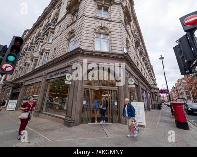 John Bell and Croyden, John Bell & Croyden Apotheke in Wigmore Street, London, Großbritannien. Derzeit im Besitz der Bestway Healthcare Group Stockfoto