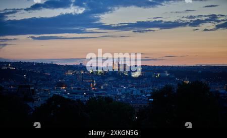 Blick auf den Sonnenuntergang der Prager Stadtlandschaft im Sommer vom Riegrovy Sady Park im Vinohrady-Viertel in Prag, Hauptstadt der Tschechischen Republik am 22. Juli 2024 Stockfoto
