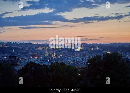 Blick auf den Sonnenuntergang der Prager Stadtlandschaft im Sommer vom Riegrovy Sady Park im Vinohrady-Viertel in Prag, Hauptstadt der Tschechischen Republik am 22. Juli 2024 Stockfoto