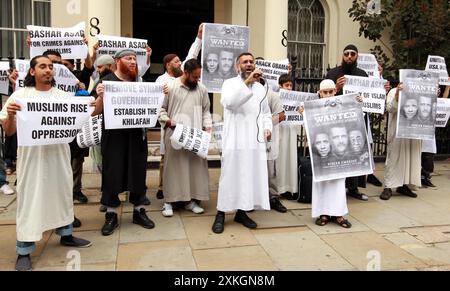 Aktenfoto vom 08/13 von Anjem Choudary (Zentrum) mit Demonstranten vor der syrischen Botschaft in London, die gegen den mutmaßlichen Einsatz chemischer Waffen protestierten. Der islamistische Prediger Anjem Choudary wurde vor dem Woolwich Crown Court für schuldig befunden, die Terrororganisation Al-Muhajiroun geleitet und durch Online-Treffen Unterstützung für sie ermutigt zu haben. Ausgabedatum: Dienstag, 23. Juli 2024. Stockfoto