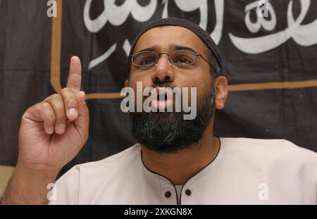 Aktenfoto vom 11. November 09/04 von Anjem Choudary, dem Chef der Muslin-Extremistengruppe Al-Muhajiroun, im Osten Londons, auf einer Pressekonferenz über die Angriffe des 11. September in den USA. Der islamistische Prediger Anjem Choudary wurde vor dem Woolwich Crown Court für schuldig befunden, die Terrororganisation Al-Muhajiroun geleitet und durch Online-Treffen Unterstützung für sie ermutigt zu haben. Ausgabedatum: Dienstag, 23. Juli 2024. Stockfoto