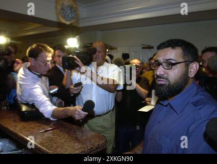 Aktenfoto vom 15/08/02 des britischen Anführers von Al-Muhaji, Anjem Choudary, der eine Pressekonferenz im Euston Plaza Hotel in London abhielt, wo er Tony Blair und George Bush warnte, dass ein Krieg gegen den Irak Terroranschläge im Stil des 11. September in Großbritannien und den USA auslösen könnte. Der islamistische Prediger Anjem Choudary wurde vor dem Woolwich Crown Court für schuldig befunden, die Terrororganisation Al-Muhajiroun geleitet und durch Online-Treffen Unterstützung für sie ermutigt zu haben. Ausgabedatum: Dienstag, 23. Juli 2024. Stockfoto