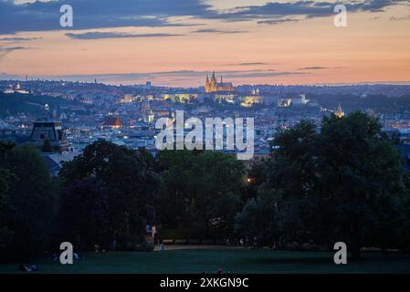 Blick auf den Sonnenuntergang der Prager Stadtlandschaft im Sommer vom Riegrovy Sady Park im Vinohrady-Viertel in Prag, Hauptstadt der Tschechischen Republik am 22. Juli 2024 Stockfoto