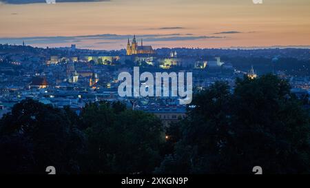 Blick auf den Sonnenuntergang der Prager Stadtlandschaft im Sommer vom Riegrovy Sady Park im Vinohrady-Viertel in Prag, Hauptstadt der Tschechischen Republik am 22. Juli 2024 Stockfoto