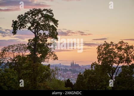 Blick auf den Sonnenuntergang der Prager Stadtlandschaft im Sommer vom Riegrovy Sady Park im Vinohrady-Viertel in Prag, Hauptstadt der Tschechischen Republik am 22. Juli 2024 Stockfoto